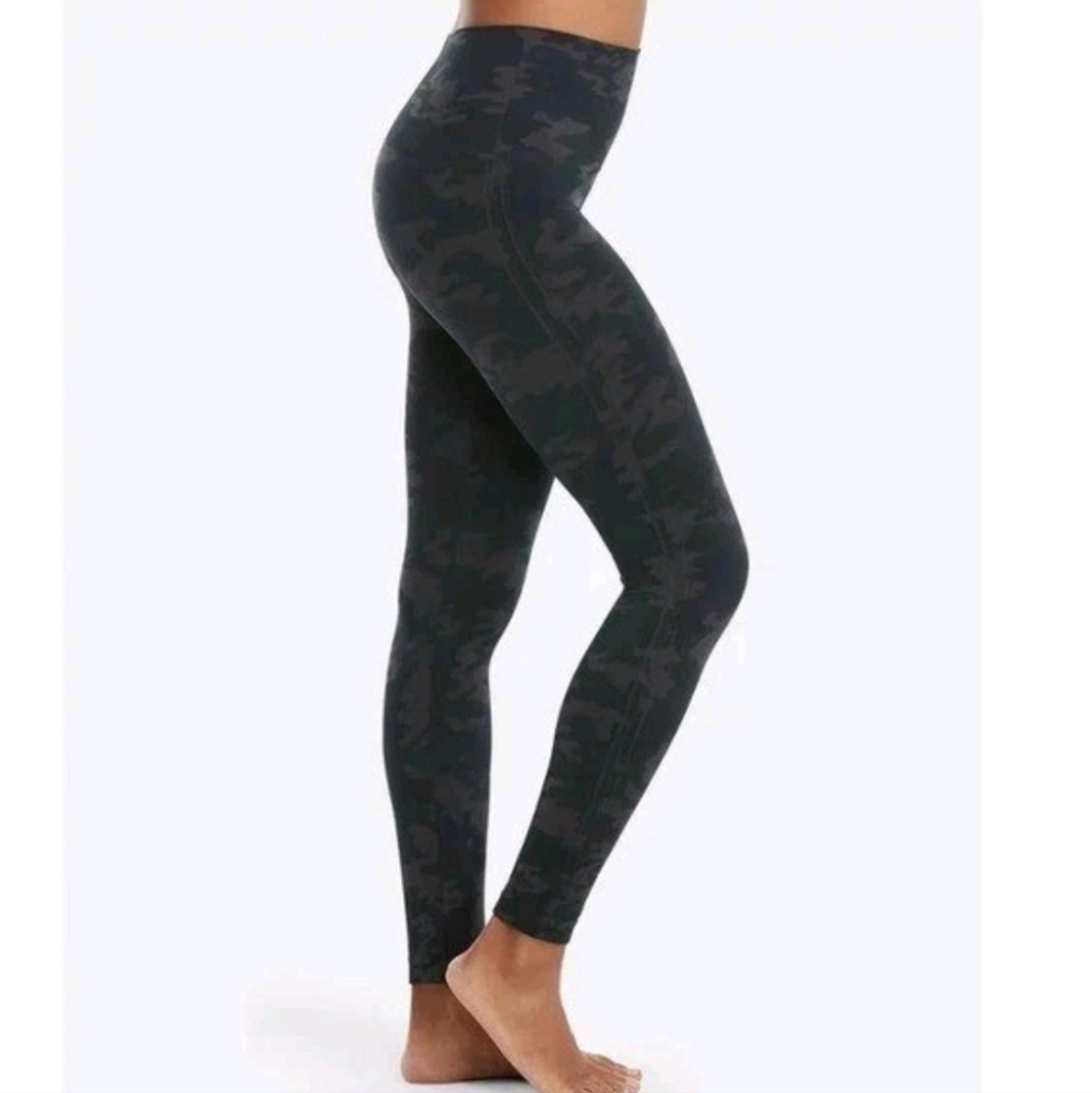NWT SPANX LOOK AT ME NOW SEAMLESS LEGGING BLACK CAMO FL3515 Medium Sz
